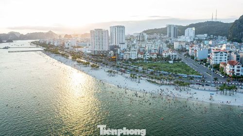 Những ngày gần đây thời tiết tỉnh Quảng Ninh có nắng nóng kéo dài, nhiệt độ ngoài trời đo được vào giữa trưa và đầu giờ chiều lên đến trên 37 độ C kèm theo nóng bức do nhiệt độ từ mặt đường bốc lên.