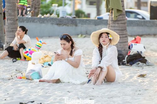 Số khác thì lựa chọn ngồi hóng gió trên bãi cát.