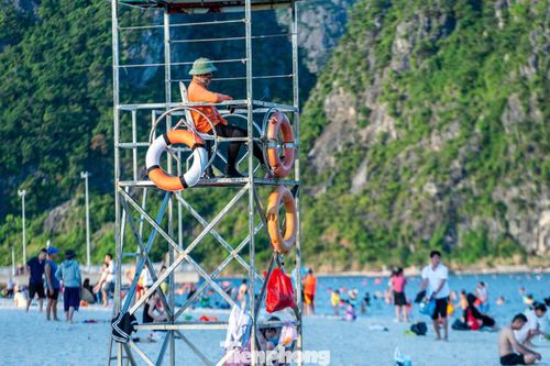Lực lượng cứu hộ luôn luôn túc trực tại các chòi canh và dọc phao quây vùng nước bãi tắm để sẵn sàng cứu trợ người dân khi xảy ra tình huống xấu.