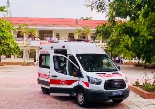 Xe cứu thương đưa em Ph.Th.L.Nh. đến điểm thi an toàn và kịp thời.