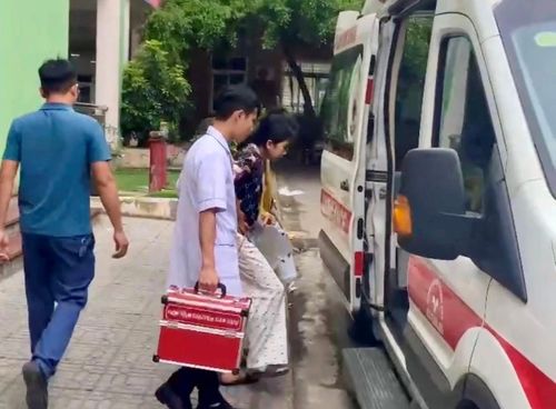 Bệnh nhi Ph.Th.L.Nh. được xe cấp cứu Bệnh viện Nhi Thanh Hóa đưa đến điểm thi.