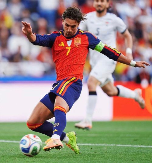 Phút 16, Ferran Torres đi bóng táo bạo vào vòng cấm rồi sút chân trái hiểm hóc mở tỷ số
