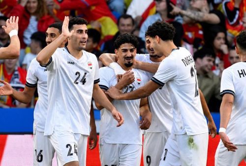 Các cầu thủ Iraq chia vui với Doski