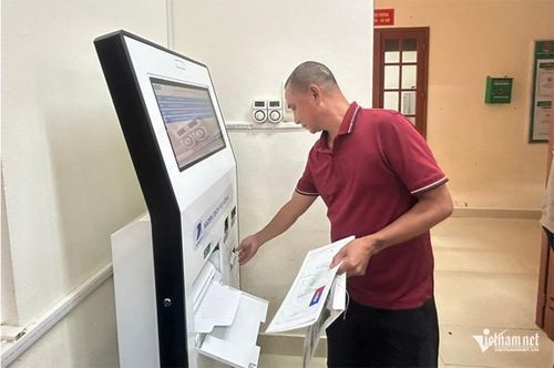 Người dân xã Tuấn Sơn, tỉnh Lạng Sơn lấy số tự động để làm thủ tục hành chính