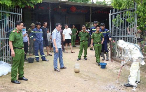 Lực lượng chức năng xác minh nguyên nhân các đốm lửa tự cháy. Ảnh: SLTV