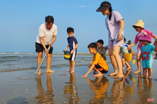 Khi phát hiện hang tôm tít, nhiều phụ huynh trực tiếp thao tác chiếc ống hút cát tự chế, đồng thời hướng dẫn con em cách "tóm gọn" những chú tôm vừa trồi lên khỏi mặt cát.