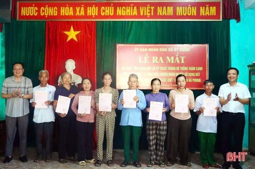 Lãnh đạo xã Kỳ Xuân trao giấy chứng nhận quyền sử dụng đất (đợt 1) cho các hộ dân tham gia mô hình SRI tại thôn Hà Phong.