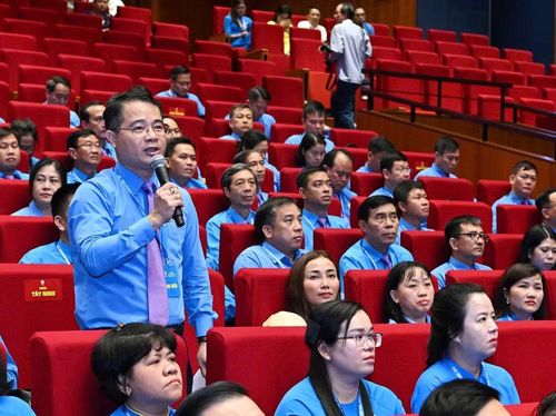 Ông Hoàng Phúc Long, Chủ tịch Công đoàn Liên doanh Việt-Nga Vietsovpetro (VSP) đưa ra đề xuất hoàn thiện cơ chế thưởng sáng kiến. (Ảnh: PV/Vietnam+)