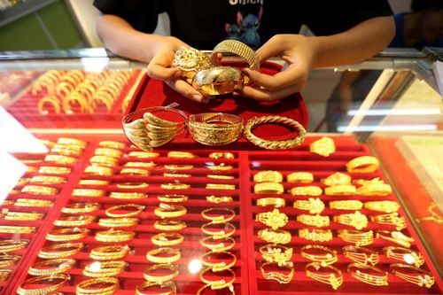 Các mặt hàng vàng trang sức được bày bán trên thế giới.