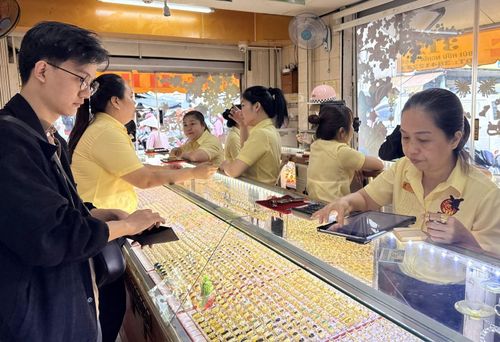 Anh Nguyễn Hoàng Phúc tranh thủ mua vàng tích trữ để dành cho sau này cần dùng.