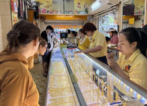Người dân vẫn chọn mua vàng trang sức vì vừa sử dụng, vừa là kênh tích trữ lâu dài.