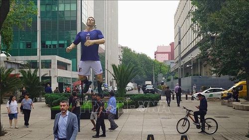 Mô hình cầu thủ trên Đại lộ Paseo de Reforma tại khu vực trung tâm thủ đô Mexico City. Ảnh: Phi Hùng/PV TTXVN tại Mexico