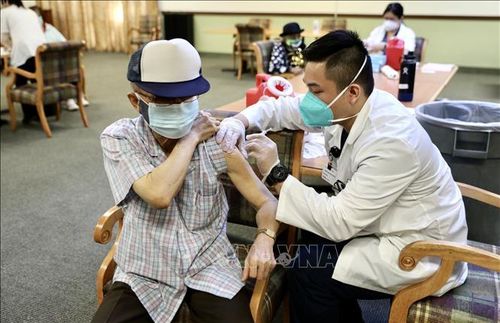 Nhân viên y tế tiêm vaccine phòng COVID-19 cho người dân tại Pasadena, Los Angeles, California, Mỹ. Ảnh minh họa: THX/TTXVN