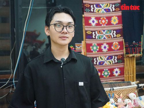 Bạn Đỗ Nguyễn Gia Anh, diễn viên tham gia vở rối “Khăn Piêu ngoại truyện”.