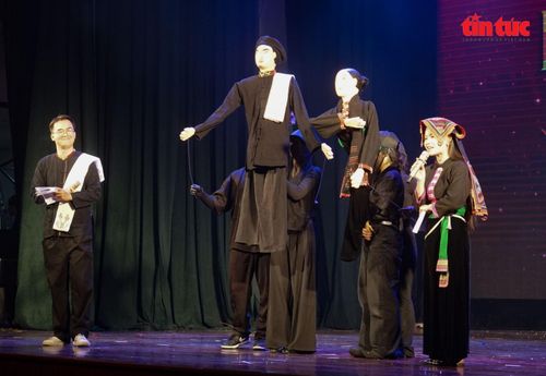 Những con rối trên sân khấu trở thành “người kể chuyện”, dẫn dắt khán giả khám phá vẻ đẹp văn hóa dân tộc Thái qua lăng kính đương đại.