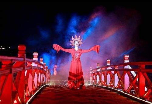 "Điệu múa của mặt trời" trên cầu Thê Húc trong khuôn khổ Festival Thăng Long - Hà Nội 2025. Ảnh: Khánh Hòa/TTXVN