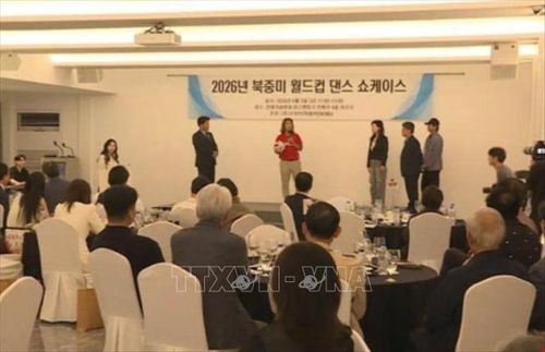 Ông Woo Hee Yong, một trong những người tiên phong đưa bóng đá nghệ thuật Hàn Quốc ra thế giới, giao lưu cùng khách mời tại sự kiện.