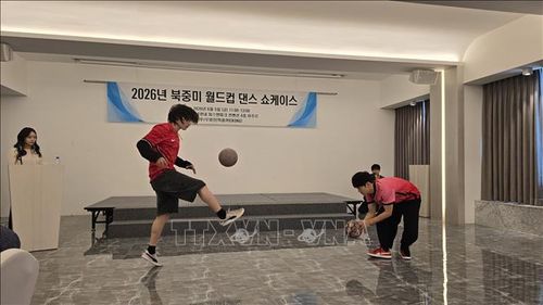 Một tiết mục biểu diễn bóng đá nghệ thuật tại sự kiện.
