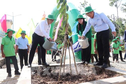 Ngày 5/6/2026, Sở Nông nghiệp và Môi trường TP. Cần Thơ phối hợp cùng Công ty Syngenta Việt Nam tổ chức lễ ra quân trồng cây xanh và phát động chương trình "Môi trường sạch - Cuộc sống xanh" tại xã Ngọc Tố. Ảnh: Thu Hiền - TTXVN