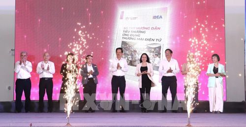 UBND tỉnh Đồng Tháp ra mắt “Sổ tay ứng dụng thương mại điện tử cho tiểu thương”. Ảnh: Hồng Nhung – TTXVN