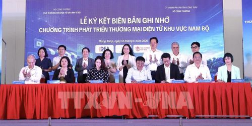 Sở Công Thương tỉnh Đồng Tháp ký kết biên bản ghi nhớ Chương trình phát triển thương mại điện tử khu vực Nam Bộ với các địa phương và Cục Thương mại điện tử và kinh tế số. Ảnh: Hồng Nhung – TTXVN