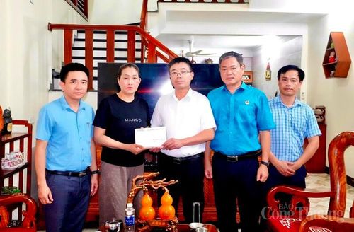Ông Nghiêm Đình Sơn - Chủ tịch Công đoàn, Phó Giám đốc Công ty Điện lực Thanh Hóa (người mặc áo trắng, đeo kính trong ảnh) thăm hỏi, động viên thân nhân người lao động không may qua đời do ốm đau, bệnh hiểm nghèo. Ảnh Quốc Anh