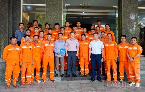 Ông Hoàng Hải - Giám đốc Công ty Điện lực Thanh Hóa thăm hỏi, động viên lực lượng xung kích ra quân xử lý các khiếm khuyết trên lưới điện. Ảnh Quốc Anh