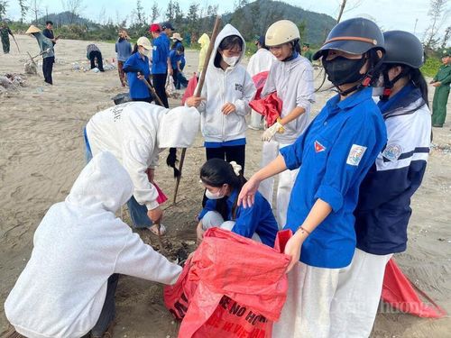Các bạn trẻ đã lan tỏa tinh thần trách nhiệm, không ngại nắng nóng để làm sạch bãi biển.