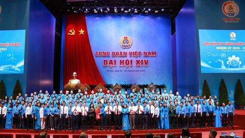 Ủy viên Bộ Chính trị, Thủ tướng Chính phủ Lê Minh Hưng thay mặt lãnh đạo Đảng, Nhà nước tặng hoa chúc mừng Ban Chấp hành Tổng Liên đoàn Lao động Việt Nam khóa XIV, nhiệm kỳ 2026-2031. Ảnh: Việt Lâm