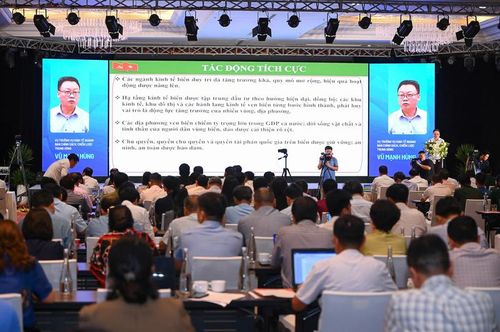 Ông Vũ Mạnh Hùng, Vụ trưởng Vụ Kinh tế ngành, Ban Chính sách, Chiến lược Trung ương, cho rằng, cần chuyển mạnh từ tư duy phát triển kinh tế biển sang tư duy phát triển quốc gia dựa vào biển. Ảnh: Tùng Đinh