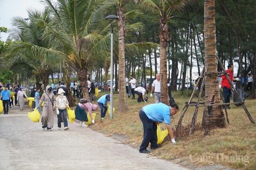 Những công nhân, người lao động tham gia vệ sinh làm sạch khu vực vỉa hè, tuyến đường dẫn xuống khu vực biển Xuân Thiều.