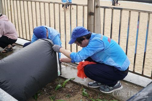 Rác được thu gom chủ yếu như bao nilon, ống hút, các mảnh xốp, tàn thuốc lá, ly nhựa...