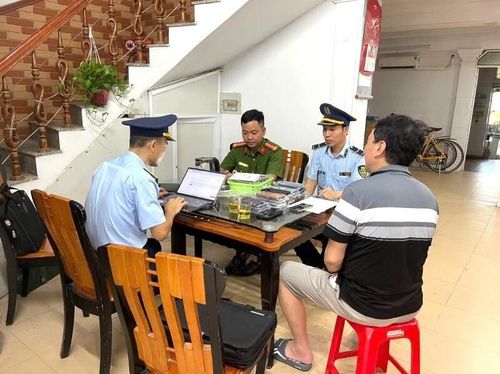 Lực lượng QLTT đã tăng cường kiểm tra, kiểm soát, xử lý các vi phạm về xâm phạm quyền sở hữu trí tuệ trong tháng cao điểm. Ảnh: Mai Liễu