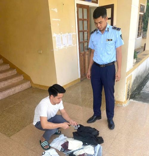 Giám sát tiêu hủy hàng hóa vi phạm. Ảnh: Mai Liễu