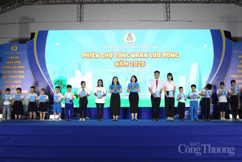 Liên đoàn Lao động TP. Đà Nẵng trao tặng các phần quà động viên con công nhân lao động vượt khó học giỏi