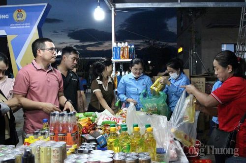 Phiên chợ có quy mô khoảng 50 gian hàng, cung cấp những hàng hóa, dịch vụ tiêu dùng thiết yếu có nguồn gốc rõ ràng, chất lượng đảm bảo với giá khuyến mại.