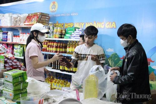 Các hàng hóa tại phiên chợ đa dạng gồm nhu yếu phẩm thiết yếu như gạo, nước mắm, dầu ăn, bột nêm... cho đến các hàng tiêu dùng gia đình như bánh kẹo, sữa các loại, nước giặt, nước xả, nước rửa chén... Tất cả hàng hóa đều có niêm yết giá rõ ràng.