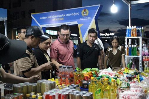 Bà Nguyễn Thị Nhựt, công nhân Công ty TNHH Daiwa Đà Nẵng (Khu công nghiệp Hòa Khánh) cho biết, với 4 phiếu mua hàng (trị giá 400.000 đồng), bà đã mua được nhiều hàng tiêu dùng cho gia đình như dầu ăn, mì chính, bột nêm. "Phiên chợ tổ chức ngay khu vực gần khu công nghiệp nên rất thuận tiện cho công nhân chúng tôi mua hàng. Các mặt hàng cũng có thương hiệu, uy tín nên chúng tôi rất yên tâm khi mua sắm", bà Nhựt chia sẻ.
