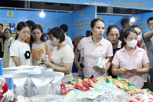 Tại phiên chợ, bên cạnh các mặt hàng đã được bán với giá ưu đãi, Liên đoàn Lao động TP. Đà Nẵng còn trao tặng 20.000 phiếu mua hàng để công nhân, người lao động mua sắm các mặt hàng thiết yếu.