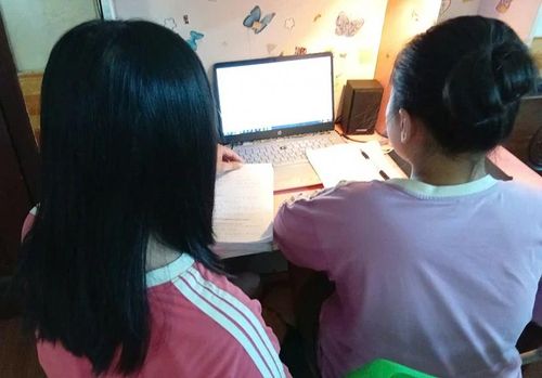 Thức cùng con mùa thi. Ảnh: Vi An