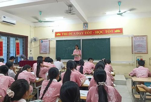 Học sinh lớp 9A1, Trường THCS Lý Tự Trọng ôn luyện kiến thức cho kỳ thi vào lớp 10 năm học 2026-2027. Ảnh: N.H