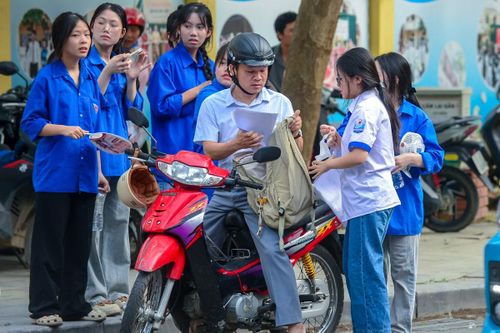Không khí trước giờ thi vì thế trở nên bớt căng thẳng hơn. Nhiều phụ huynh sau khi đưa con đến điểm thi cũng phần nào yên tâm khi chứng kiến sự chu đáo của lực lượng tình nguyện viên.
