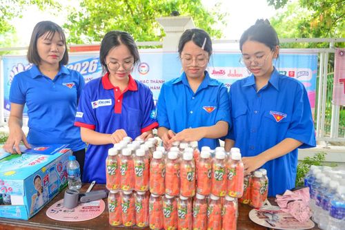 Không trực tiếp làm bài thi, nhưng những tình nguyện viên trong màu áo xanh đang góp phần tạo nên một kỳ thi nhân văn, an toàn và đầy sẻ chia. Giữa dòng người hối hả của buổi sáng đầu tiên, hình ảnh các bạn trẻ tận tình hướng dẫn, phát nước và động viên thí sinh tiếp tục lan tỏa tinh thần trách nhiệm, nhiệt huyết của tuổi trẻ Thanh Hóa trong mùa thi năm nay.