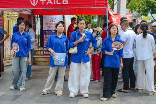 Ngay khu vực cổng trường, những chai nước uống, quạt giấy, bút viết và các vật dụng thiết yếu được chuẩn bị sẵn để hỗ trợ miễn phí cho thí sinh.