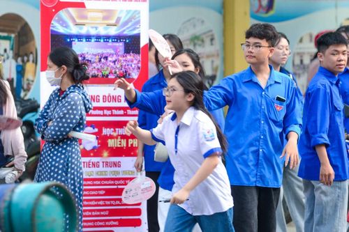 Nhiều thí sinh lần đầu tham dự một kỳ thi quan trọng tỏ ra khá hồi hộp. Những lời động viên ngắn gọn, những nụ cười thân thiện hay một chai nước mát được trao tận tay đã phần nào giúp các em giảm bớt áp lực trước khi bước vào phòng thi.