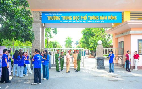 Tại điểm thi Trường THPT Hàm Rồng, chương trình “Tiếp sức mùa thi” cũng được triển khai đồng bộ. Các đội hình thanh niên tình nguyện chia thành nhiều nhóm phụ trách từng khu vực để hỗ trợ thí sinh.
