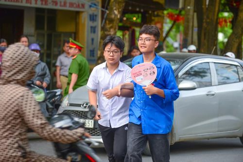 Mỗi khi có thí sinh lúng túng tìm đường đi, số báo danh hay vị trí phòng thi, các bạn trẻ lại nhanh chóng tiếp cận, tận tình hướng dẫn.