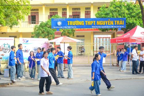 Tại điểm thi Trường THPT Nguyễn Trãi (phường Hạc Thành), hàng chục đoàn viên, thanh niên tình nguyện đã có mặt từ rất sớm. Trong sắc áo xanh nổi bật, các tình nguyện viên liên tục hướng dẫn thí sinh tìm phòng thi, hỗ trợ kiểm tra thông tin, nhắc nhở những vật dụng được phép mang vào phòng thi.