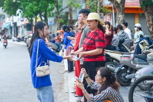 Người hướng dẫn giao thông, người phát nước uống, người hỗ trợ tra cứu thông tin phòng thi. Dưới cái nắng đầu hè, những chiếc áo xanh liên tục di chuyển giữa dòng người đông đúc, sẵn sàng hỗ trợ bất cứ thí sinh nào cần giúp đỡ.