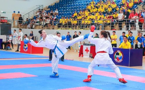 Các VĐV tranh tài quyết liệt ở nội dung Kumite (đối kháng), lứa tuổi 18 - 22.